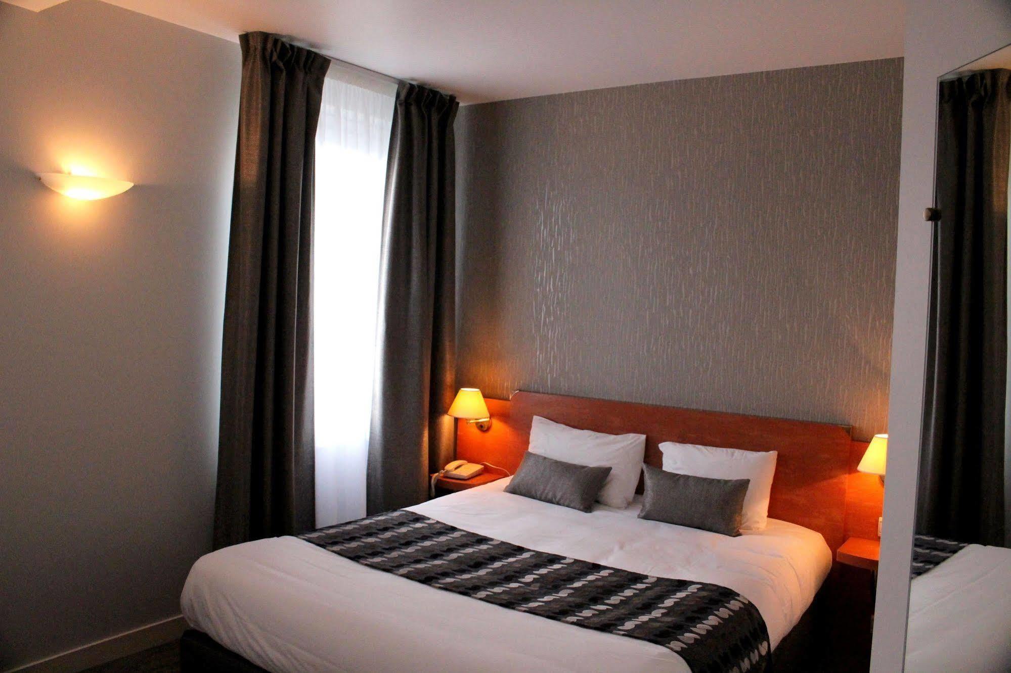 Logis Hotel Le Pelican Vernantes Exterior foto