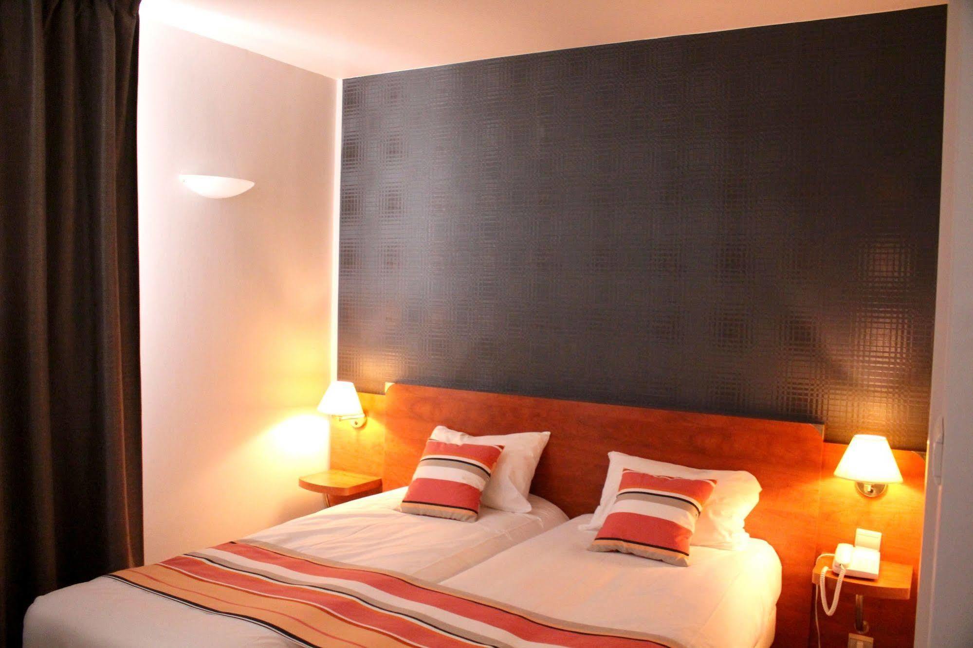 Logis Hotel Le Pelican Vernantes Exterior foto