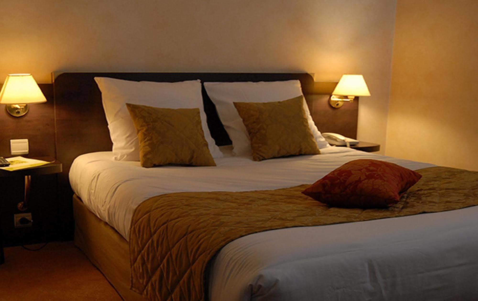 Logis Hotel Le Pelican Vernantes Exterior foto