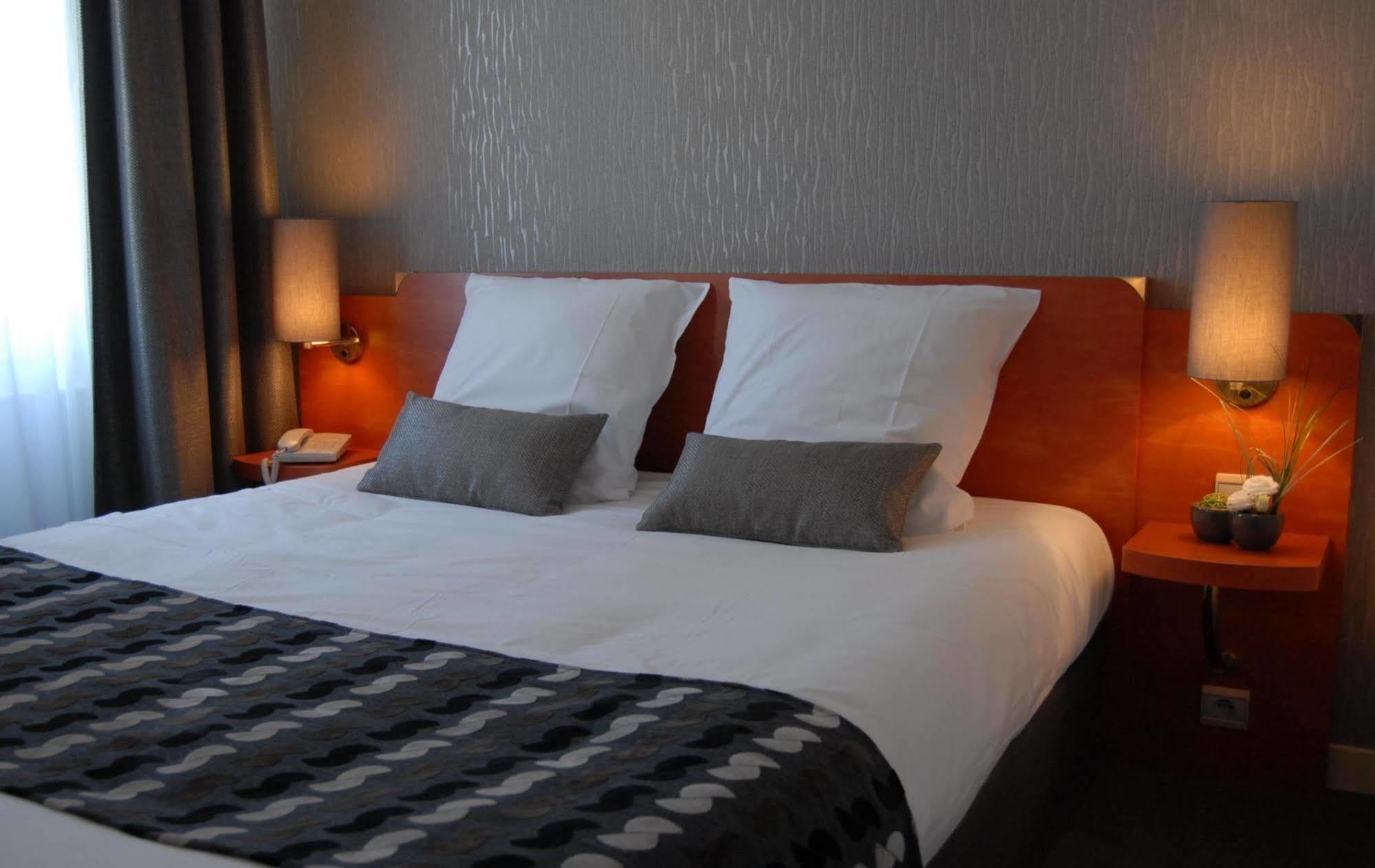 Logis Hotel Le Pelican Vernantes Exterior foto